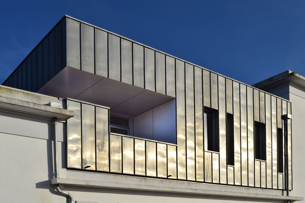 Extension et rénovation de bureaux, vestiaires et espaces communs, au sein du Port Atlantique, à la Rochelle, vue de la façade de l'extension, réalisée en bardage zinc vertical